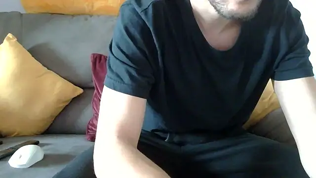 Amicisegreti online show from December 18, 2025, 11:49 am