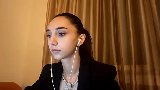 Snapshot of LinaMour chatting on September 24, 2025, 10:13 pm LinaMour online show from September 24, 2025, 10:13 pm