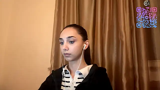 Snapshot of LinaMour chatting on October 15, 2025, 10:10 pm LinaMour online show from October 15, 2025, 10:10 pm