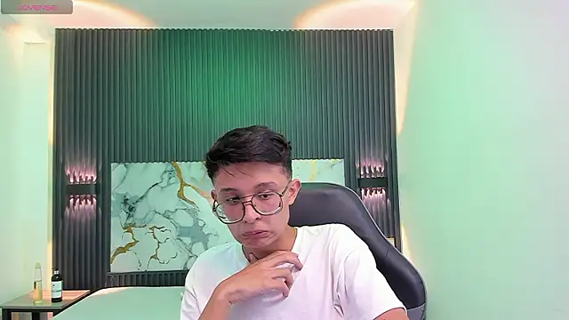 Snapshot of SantiagoRusso18 chatting on February 3, 2026, 8:14 pm SantiagoRusso18 online show from February 3, 2026, 8:14 pm