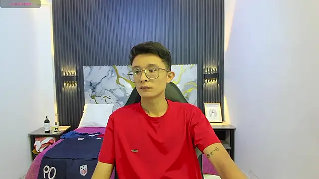 Snapshot of SantiagoRusso18 chatting on February 13, 2026, 7:54 pm SantiagoRusso18 online show from February 13, 2026, 7:54 pm