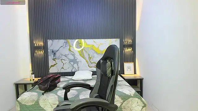 Snapshot of SantiagoRusso18 chatting on February 15, 2026, 8:27 pm SantiagoRusso18 online show from February 15, 2026, 8:27 pm