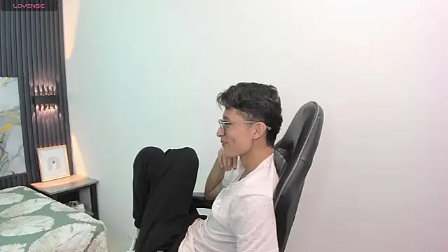 Snapshot of SantiagoRusso18 chatting on February 16, 2026, 8:27 pm SantiagoRusso18 online show from February 16, 2026, 8:27 pm