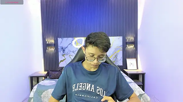 Snapshot of SantiagoRusso18 chatting on February 17, 2026, 7:31 pm SantiagoRusso18 online show from February 17, 2026, 7:31 pm