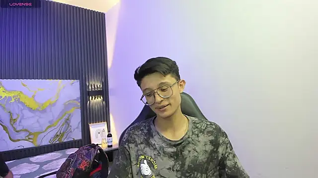 Snapshot of SantiagoRusso18 chatting on February 19, 2026, 7:54 pm SantiagoRusso18 online show from February 19, 2026, 7:54 pm