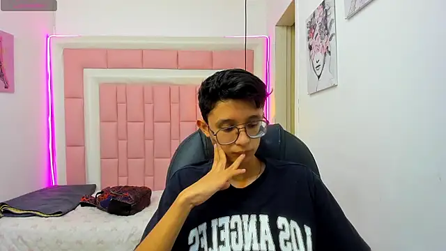 Snapshot of SantiagoRusso18 chatting on February 26, 2026, 2:05 pm SantiagoRusso18 online show from February 26, 2026, 2:05 pm