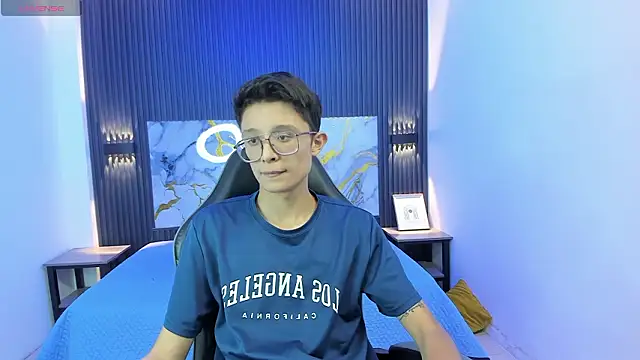 Snapshot of SantiagoRusso18 chatting on February 27, 2026, 7:36 pm SantiagoRusso18 online show from February 27, 2026, 7:36 pm