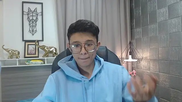 SantiagoRusso18 online show from April 18, 2026, 11:47 am