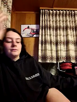 YoungLiisaxx online show from February 4, 2026, 6:14 pm