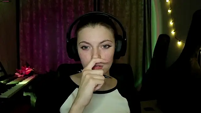 CutieAnny online show from March 25, 2026, 7:09 pm