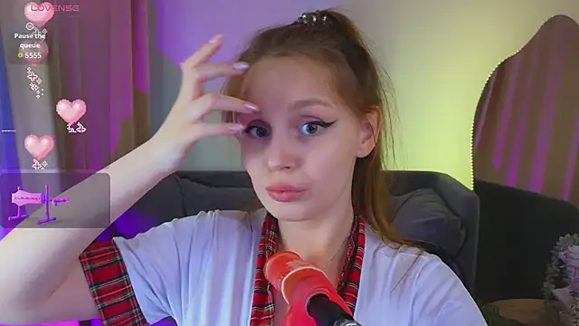 HoneyLace  online show from April 11, 2026, 3:38 pm