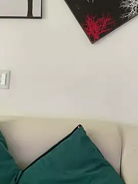 zaracollins01 online show from September 18, 2025, 6:32 pm