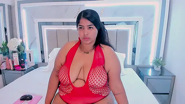 JuliethaVillalobos online show from November 19, 2025, 12:43 am