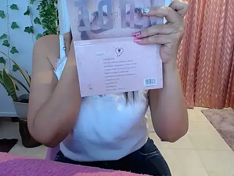 Manuela lara  online show from September 13, 2025, 4:07 pm