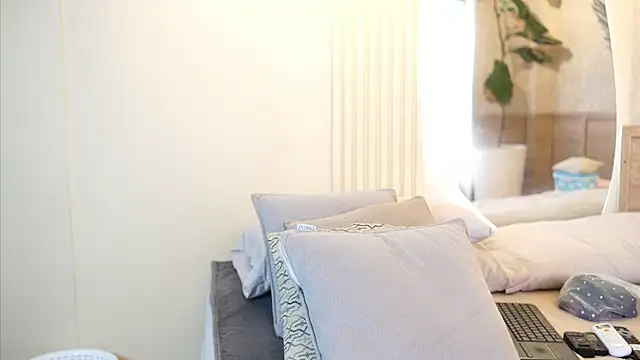 Tayler Kim online show from November 4, 2025, 6:40 pm