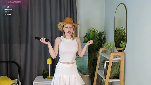 HollieCollelo online show from November 6, 2025, 3:18 am