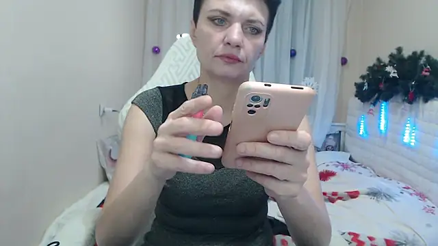 AvaSaturnian online show from December 14, 2025, 1:16 pm