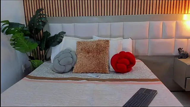 Roseaurora online show from February 27, 2026, 12:49 pm