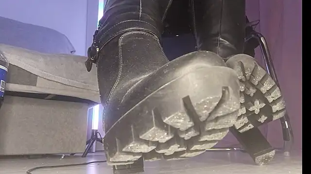 Snapshot of CruelSiren chatting on October 25, 2025, 10:04 pm CruelSiren online show from October 25, 2025, 10:04 pm