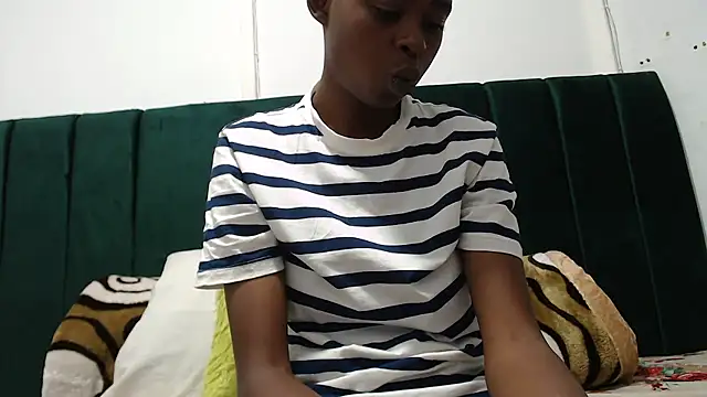 Snapshot of SweetSlenderChoc chatting on January 17, 2026, 10:13 pm SweetSlenderChoc online show from January 17, 2026, 10:13 pm