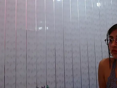 Emiily Johamson online show from September 19, 2025, 2:24 am