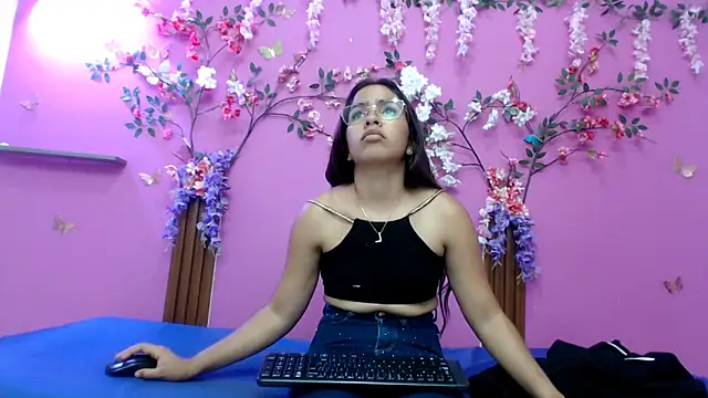 skinnysofia18 online show from March 5, 2026, 1:29 pm