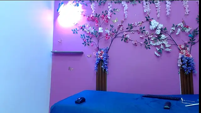 skinnysofia18 online show from March 6, 2026, 1:29 pm