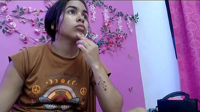 skinnysofia18 online show from June 5, 2026, 2:01 pm
