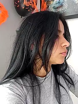 Snapshot of ValerieLove_ chatting on October 27, 2025, 7:29 pm ValerieLove online show from October 27, 2025, 7:29 pm