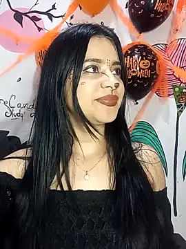 Snapshot of ValerieLove_ chatting on October 28, 2025, 7:27 pm ValerieLove online show from October 28, 2025, 7:27 pm