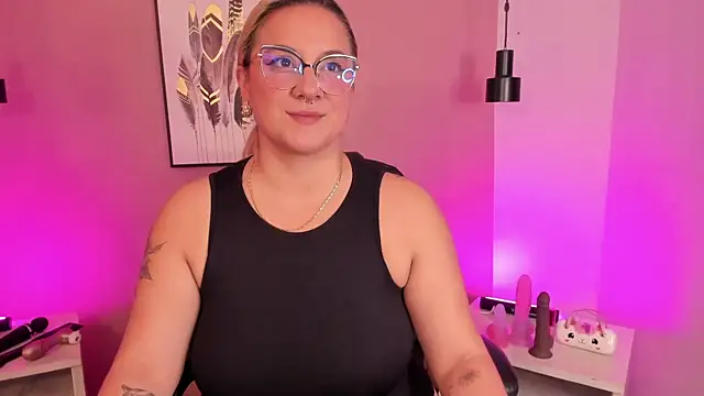 hollie joliie online show from October 30, 2025, 12:17 pm