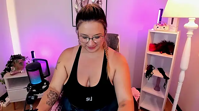 hollie joliie online show from March 29, 2026, 2:39 pm