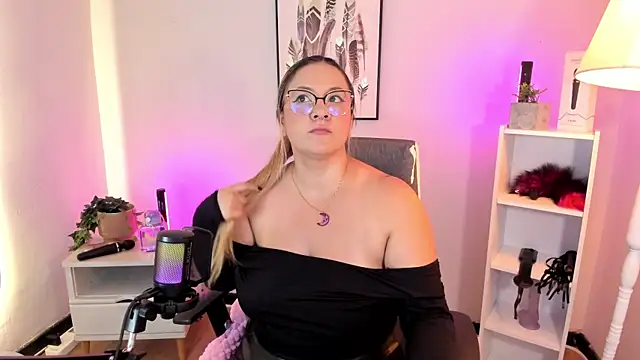 hollie joliie online show from April 8, 2026, 12:05 pm