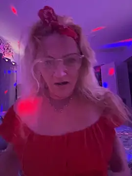 Snapshot of Goldenndoll chatting on September 15, 2025, 3:23 pm Goldenndoll online show from September 15, 2025, 3:23 pm