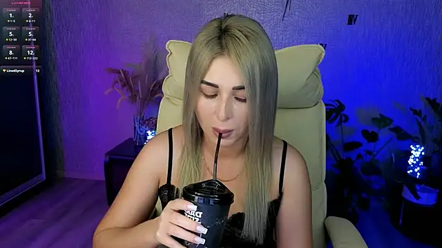 Snapshot of NikkiiStill chatting on June 18, 2026, 12:33 am NikkiiStill online show from June 18, 2026, 12:33 am