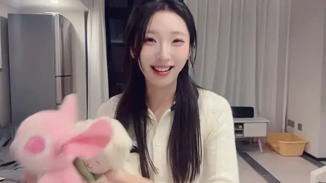 Snapshot of ZhaoZhao-ZM chatting on September 11, 2025, 2:06 pm ZhaoZhao-ZM online show from September 11, 2025, 2:06 pm