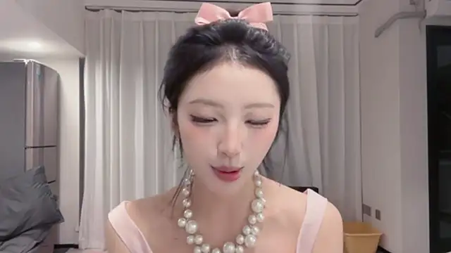 Snapshot of ZhaoZhao-ZM chatting on October 3, 2025, 12:57 pm ZhaoZhao-ZM online show from October 3, 2025, 12:57 pm