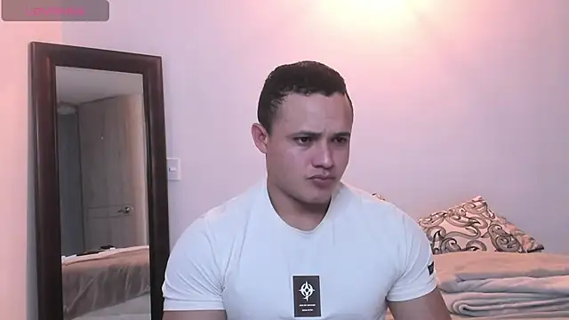 Snapshot of KingLevi01 chatting on September 19, 2025, 10:32 pm KingLevi01 online show from September 19, 2025, 10:32 pm