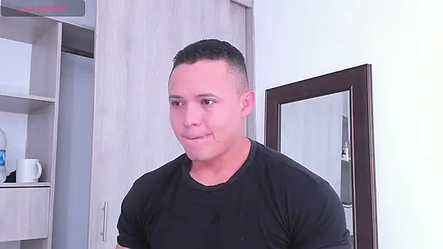 Snapshot of KingLevi01 chatting on September 29, 2025, 2:11 pm KingLevi01 online show from September 29, 2025, 2:11 pm