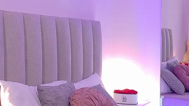 NicoleArmani online show from December 1, 2025, 8:25 pm