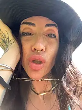 nikkaanderic online show from May 29, 2026, 1:20 pm