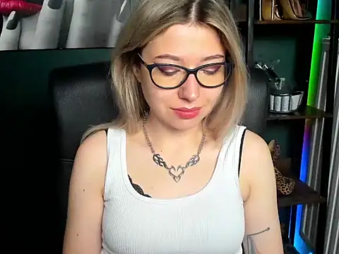 loveHeidi online show from July 15, 2026, 4:29 am
