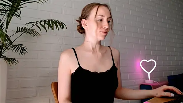 WhitePrincessLuna online show from July 19, 2026, 11:58 am