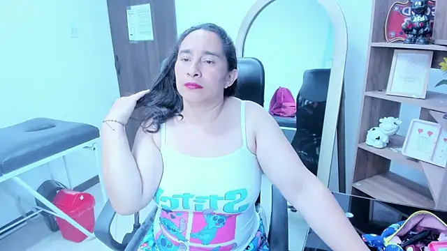 LeilaSmith  online show from May 27, 2026, 12:02 pm