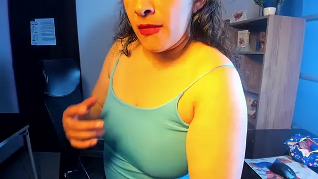 Snapshot of LeilaSmith_ chatting on June 2, 2026, 11:45 am LeilaSmith online show from June 2, 2026, 11:45 am