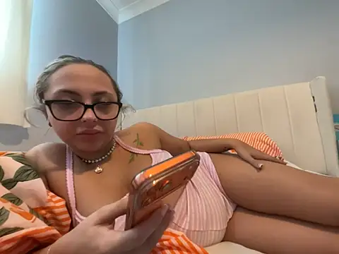 petitelucyXoxx online show from May 7, 2026, 9:14 am