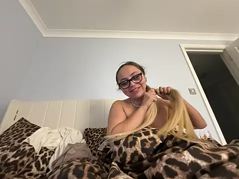 Snapshot of petitelucyXoxx chatting on July 4, 2026, 11:22 pm petitelucyXoxx online show from July 4, 2026, 11:22 pm