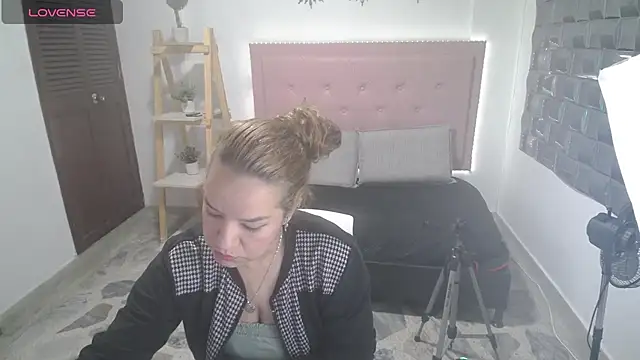 Dulce  Lovee online show from December 2, 2025, 1:28 pm