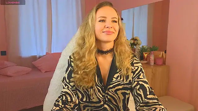 Hloya Mei online show from September 19, 2025, 3:08 am