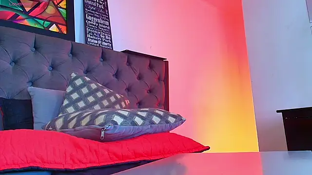 elinne hendrix  online show from January 14, 2026, 1:39 pm